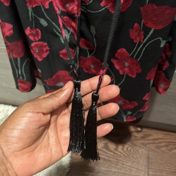 Lemon Tart Split Neck Sleeveless Floral Top. Size M - Picture 4 of 5